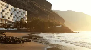 Beach hideaway apartment with modernist design - Image 2