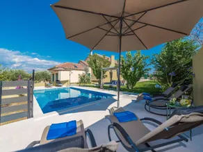 Elegant  4 bedroom villa with  private swimming pool, nice garden, tennis court - Image 5