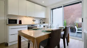 2 bedroom apartment w/ courtyard at Croisé Laroche - Image 3