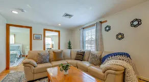 Heart of Five College Consortium! Hadley Home - Image 2