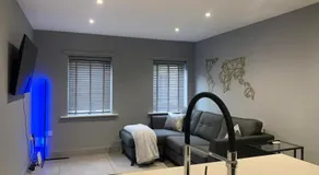 #4 Stylish City Centre Apartment with Free Private Parking, close to Hull New Theatre and Connexin Live Arena - Image 2
