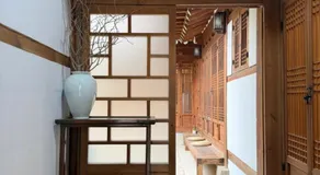 By the palace 고택 송가헌 - Image 2