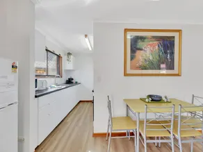 Tranquil 2-Bed Townhouse Close to Redcliffe Beach - Image 4