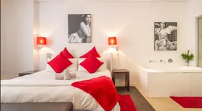 Adderley, City Centre pad - KING BED - 62sqm - Pool-parking-WiFi60Mbps-CTICC - Image 2