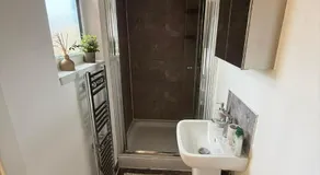 Prime King sized room with private bathroom - Image 5
