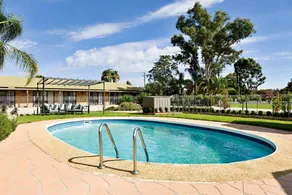 Statesman Motor Inn - Image 2