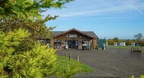 Dog Friendly Stagecoach Glamping Pod with Hot Tub - Image 4