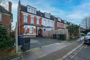 Modern 4 Bedroom Apartment in London with Parking and Garden - Image 4
