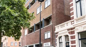 Apartamento moderno num edifício histórico, com cozinha privativa e casa de banho. - Image 3