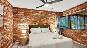 Peaceful 3-Bed Stay Near the Coast - Image 2