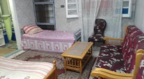 شقة بغرفة ثلاثية بحمام خاص ومطبخ صغير - Image 3