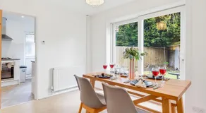 Spacious, Comfy, 3 Bed House - Free Parking - Quiet Area - Near Solihull, NEC, Airport - Image 2