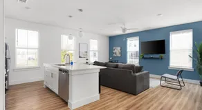 Modern Living 1B 1B Steps from Shops, Dining Fun - Image 5