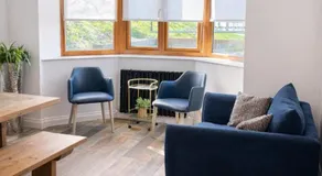 Executive 4BR Ensuite Lodge Perfect for Contractors and Teams with Private Parking - Image 4