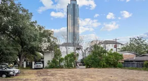 Classy and Chic 2BR Home near Galleria - Image 5
