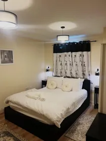 Apartment with Free Parking - Image 2