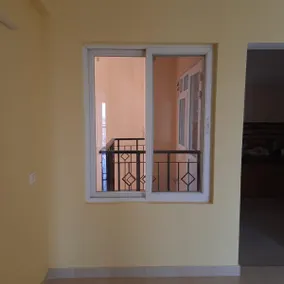 Spacious 3 bedroom Flat with essential amenities - Image 4