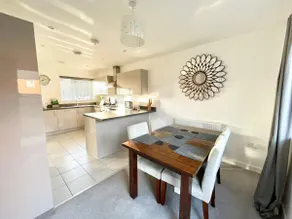 Large 4-bedroom home in Ashford near centre, shopping and restaurants - with parking - Image 3