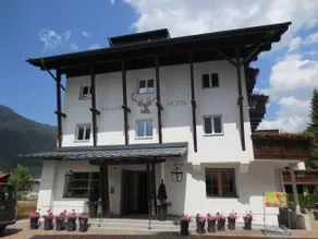 Valluga Hotel - Image 1
