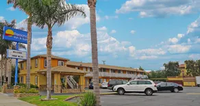 Redondo Inn and Suites - Image 4