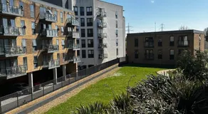 Modern Apartment - Free Parking - Image 3