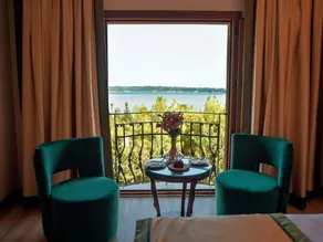 Golden Lake Hotel - Image 5