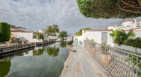 Welcoming villa in Empuriabrava with private pool - Image 3