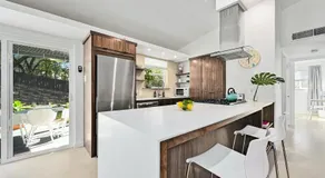 The Guava Door - Cheerful Mid-Century - big yard, free parking - Image 3