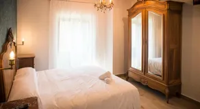 Hotel portico - Image 2