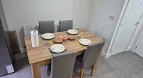 The Aylesbury Home Retreat - 3 Bed Home with Garden & Free Parking - 2 Bedrooms - Image 4