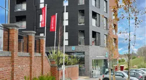 Luxury 2 Bed Apartment with Parking near London - Image 4