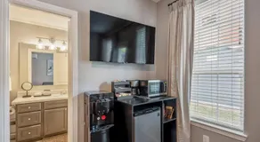 Palmer Hotel Suite Retreat in the Heart of Houston - Image 5