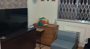 Sofa cama em sala adaptada com Ar condicionado - Image 2