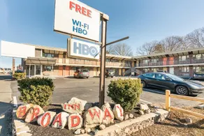 OYO Hotel Malden MA Broadway - Image 3