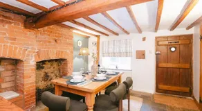 Cosy Cotswolds Cottage with Log Burner, Private Garden, Free Parking, WIFI, near Soho Farmhouse perfect for Families and Business Stays - Image 2