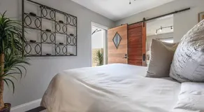 Swank Pad off River with free WiFi & parking-324 - Image 3