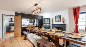 Stunning property sleeping 24 with hot tub & pool - Image 3