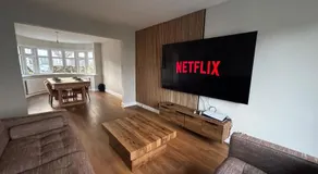 Modern 3-Bedroom House with Private Parking - Image 2