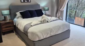 #24 Lux 2x Apartments- Sleeps 8 - Near StarCity - Perfect for Contractors and Families - Free Parking - Image 2