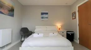 Modern Room with Private Outdoor space - Pass the Keys - Image 2
