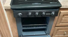 Cozy Camper with Private Entrance - Free Parking - Image 5