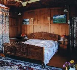 New Buckingham Palace Houseboat - Image 5
