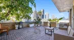 Spacious 1-Bed Apartment in Coolangatta - Image 3