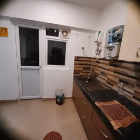 Spacious 3 bedroom Flat with essential amenities - Image 3