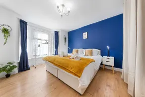 Homely 3BR Watford|Office & Garden|10 min to Tube - Image 2