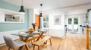 Large 5Bed Town House-Sleeps 9-By FabAccommodation - Image 2