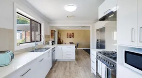 Spacious House with Pool - 5 min walk to Lake - Image 3