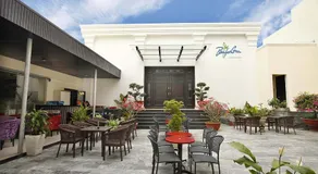 Bamboo Green Riverside Hotel - Image 5