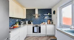 Charming 2 bed home, quiet village + free parking - Image 2