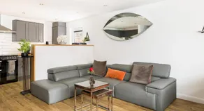 Stylish Modern 2 Bed with Parking - Pass the Keys - Image 3